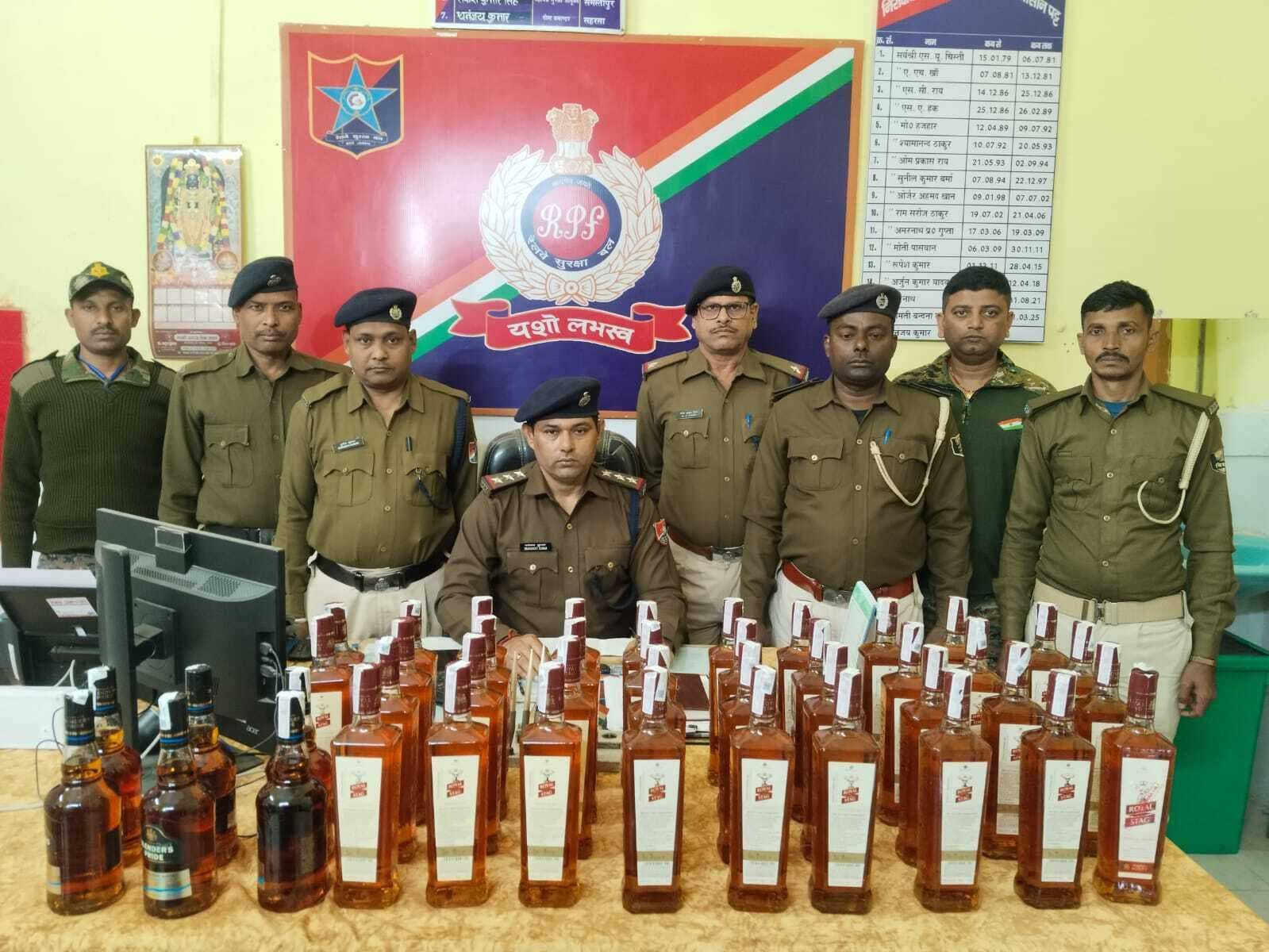 वैशाली एक्सप्रेस में एसी कोच की सीलिंग से 44 बोतल विदेशी शराब बरामद