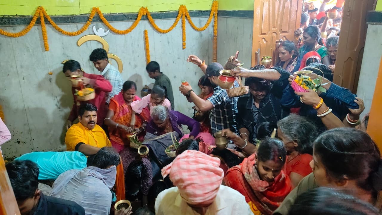 महाशिवरात्रि के अहले सुबह भीमशंकर महादेव मंदिर में जलाभिषेक को लेकर उमड़ी श्रद्धालुओं की भीड़