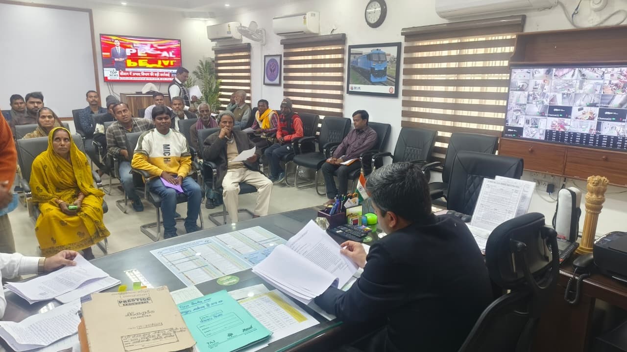 डीएम ने की जनसुनवाई, नागरिकों की समस्याओं के समाधान का दिया आश्वासन