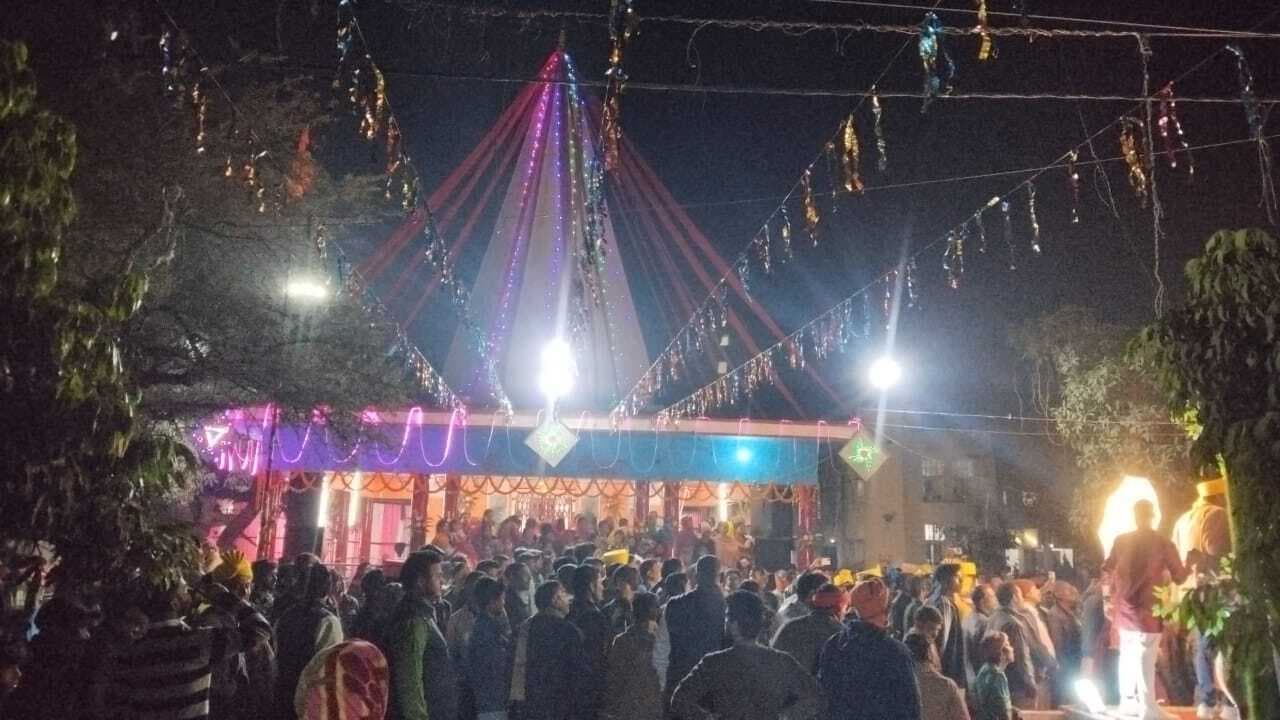 कोढ़ा थाना परिसर में महाशिवरात्रि पर अनोखी परंपरा, थानाध्यक्ष व अपर थानाध्यक्ष ने धर्मपत्नी संग रचाया विवाह