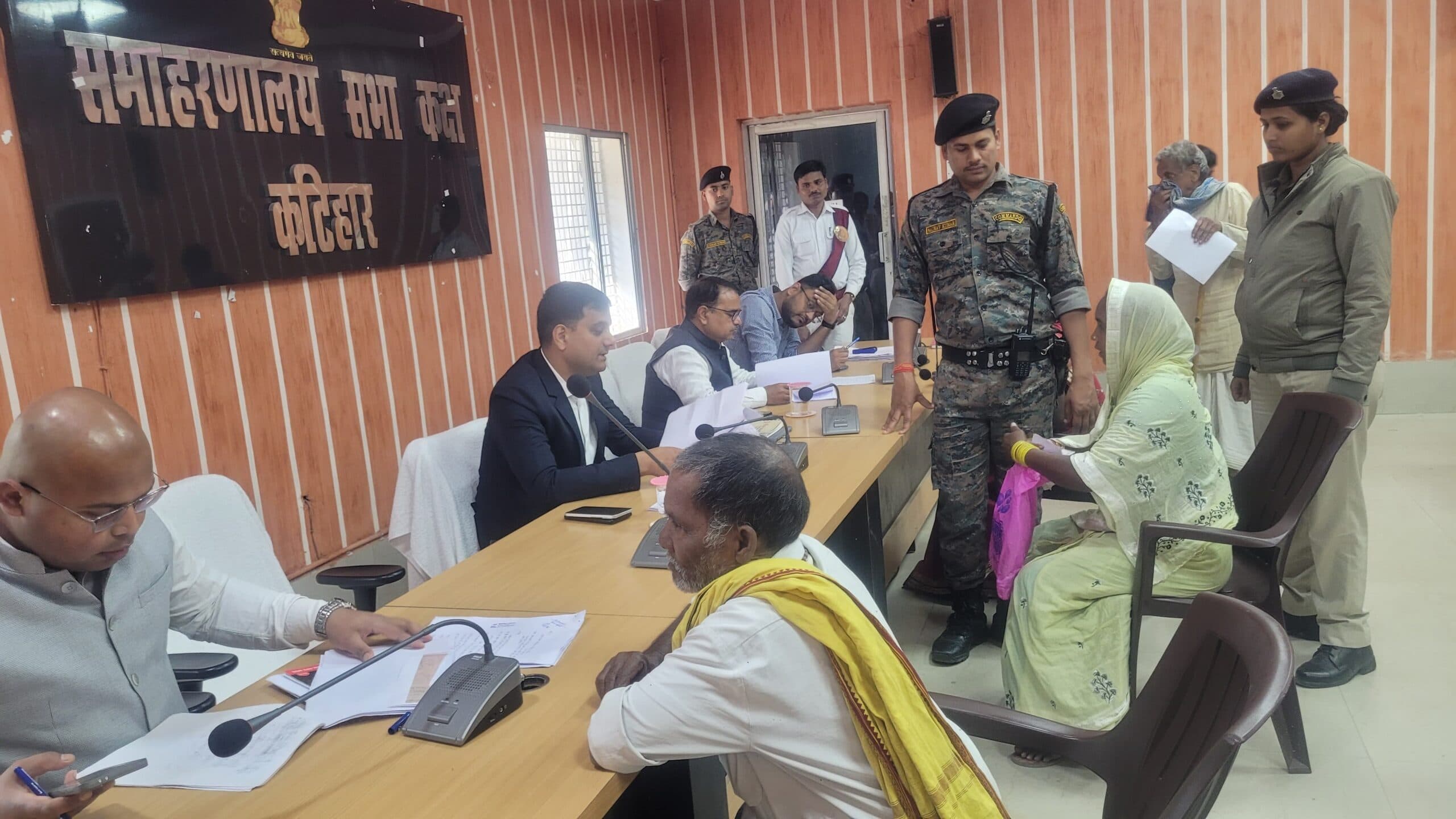 सबका सम्मान-जीवन आसान: डीएम ने 51 लोगों की समस्याओं पर की सुनवाई