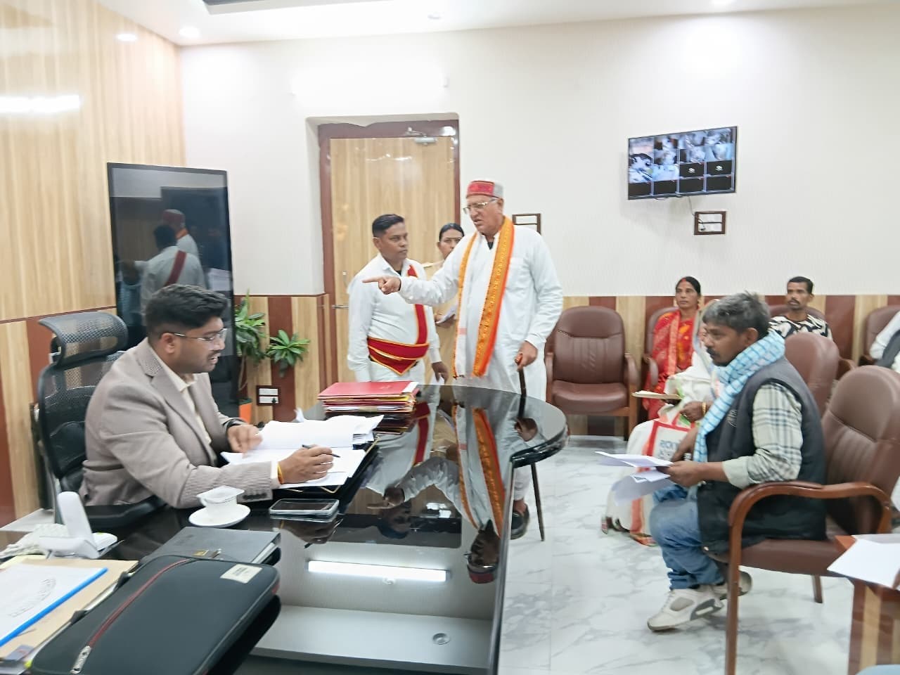 जन समस्याओं के समाधान में किसी भी प्रकार की लापरवाही बर्दाश्त नहीं : आयुक्त