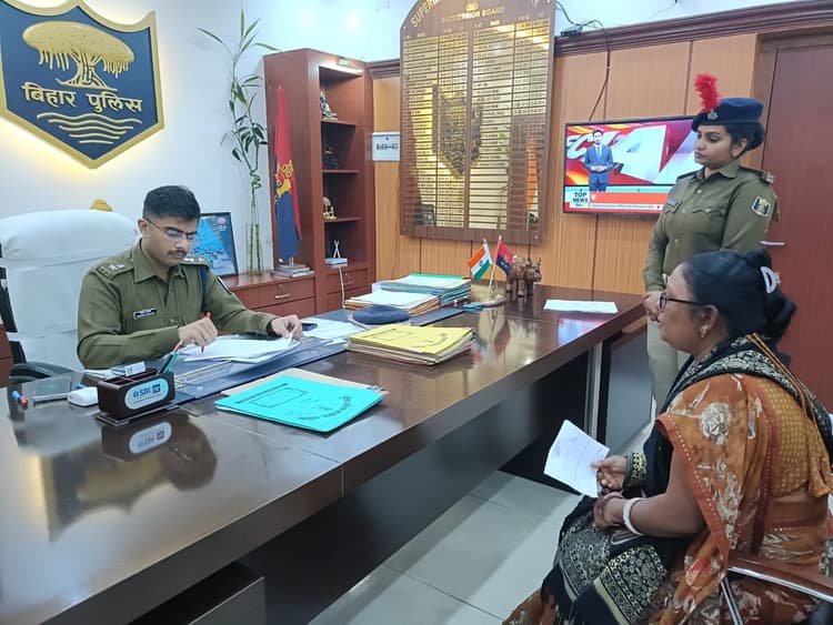 एसपी को लोगों ने आवेदन देकर न्याय की लगायी गुहार