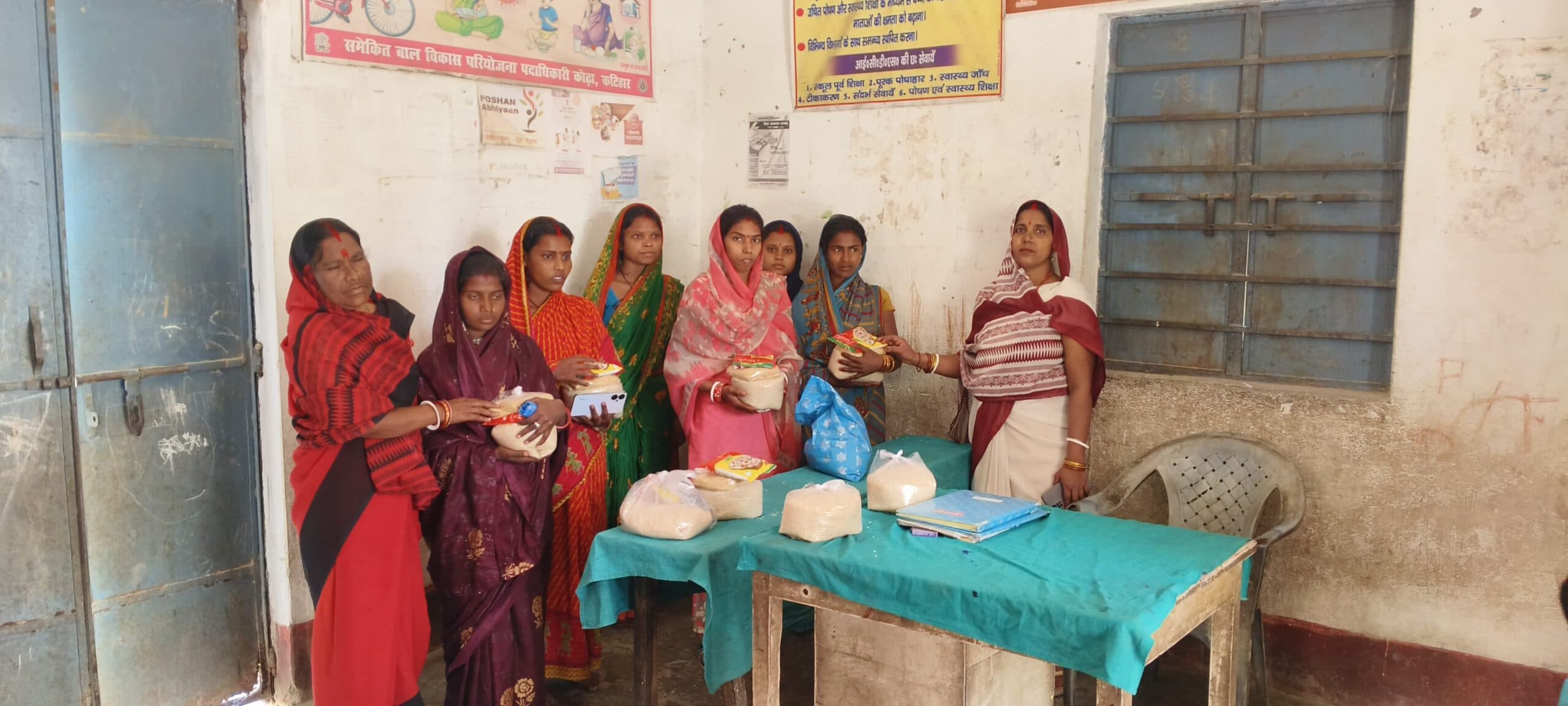 आंगनबाड़ी केंद्रों में लाभुकों के बीच टीएचआर का वितरण