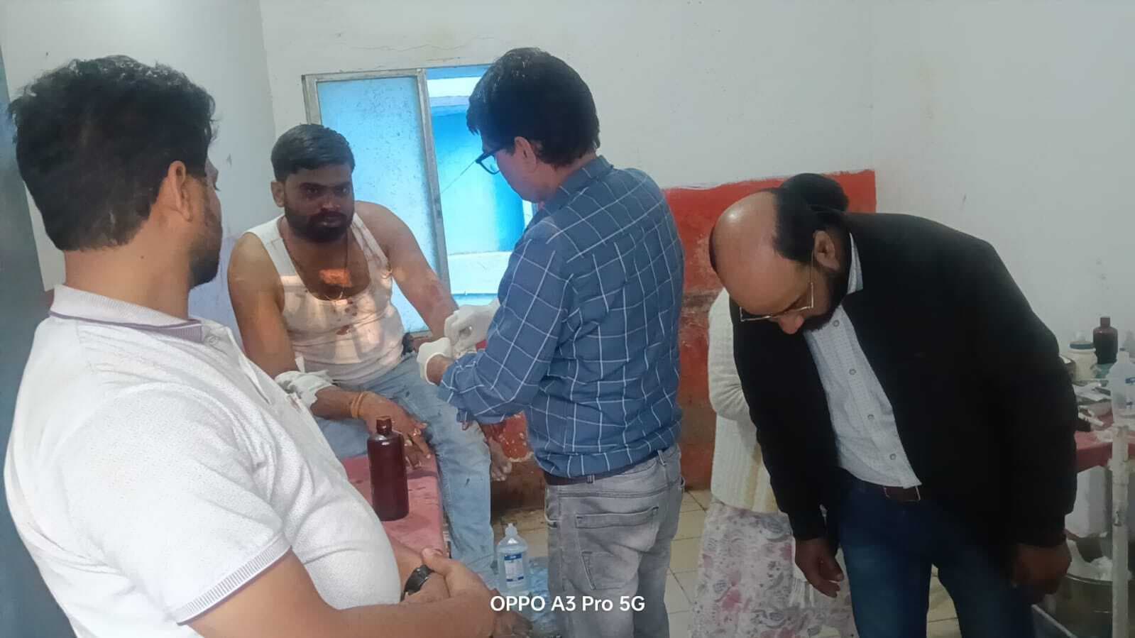 सड़क दुर्घटना में बाइक सवार दो युवक जख्मी, रेफर