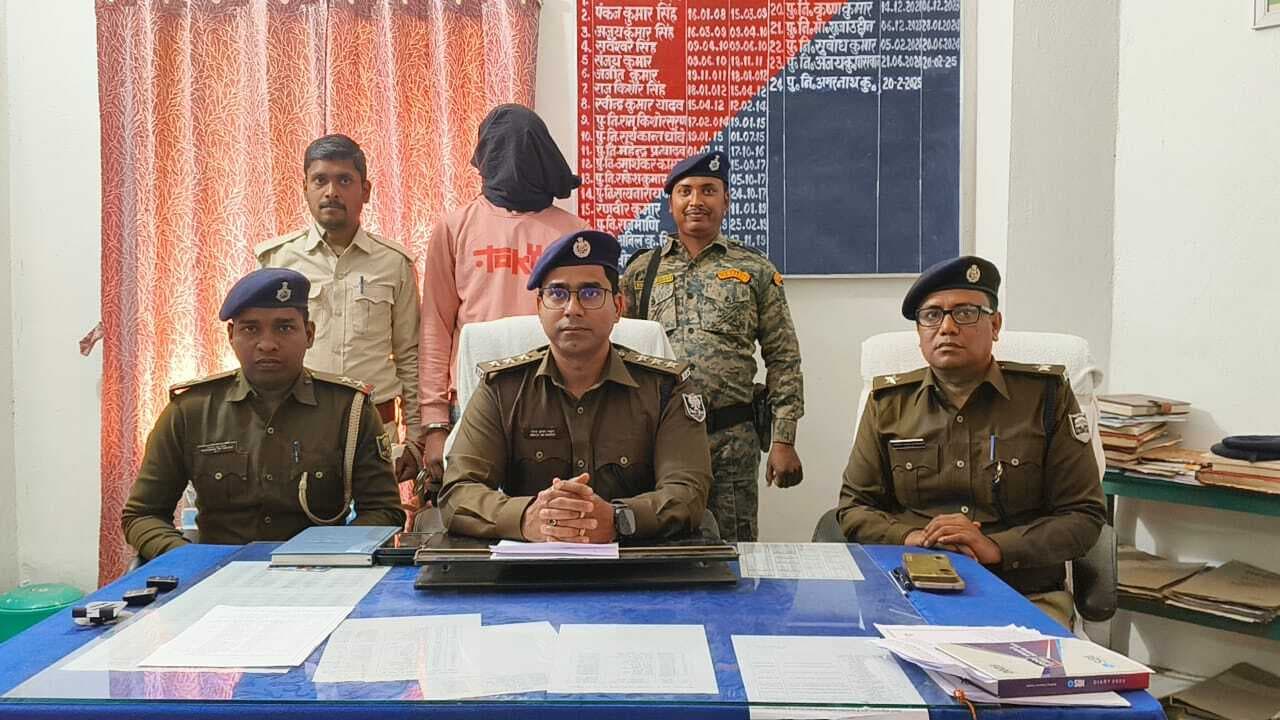 नेहरू मोहल्ला से हथियार के साथ बदमाश गिरफ्तार