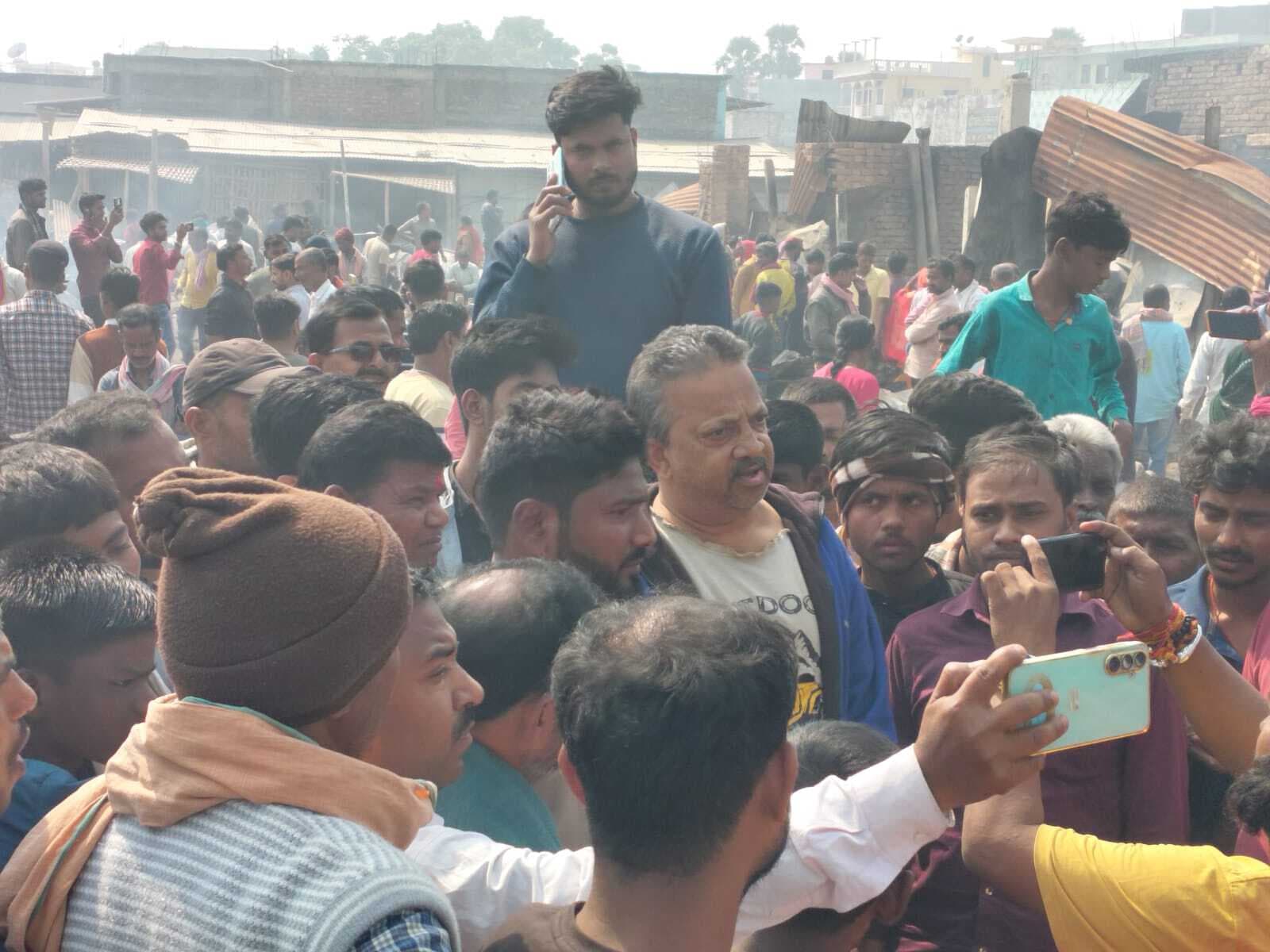 हाट मालिक ने दुकानदारों को दिया भरोसा