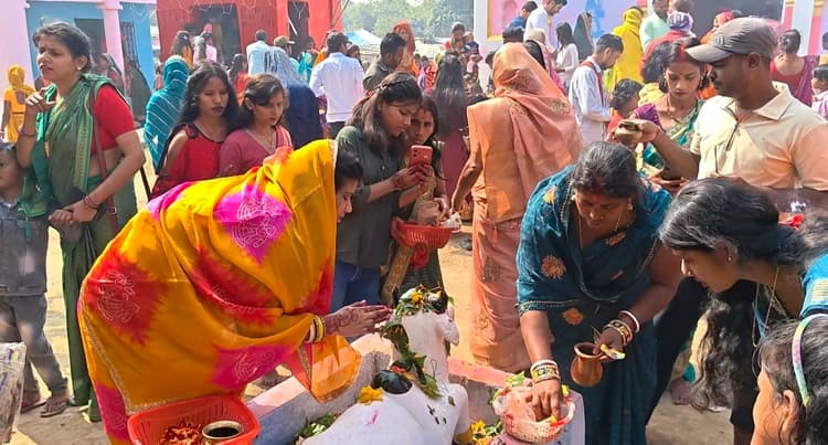 ऐतिहासिक भारीडीह शिव मंदिर में उमड़ी श्रद्धालुओं की भीड़