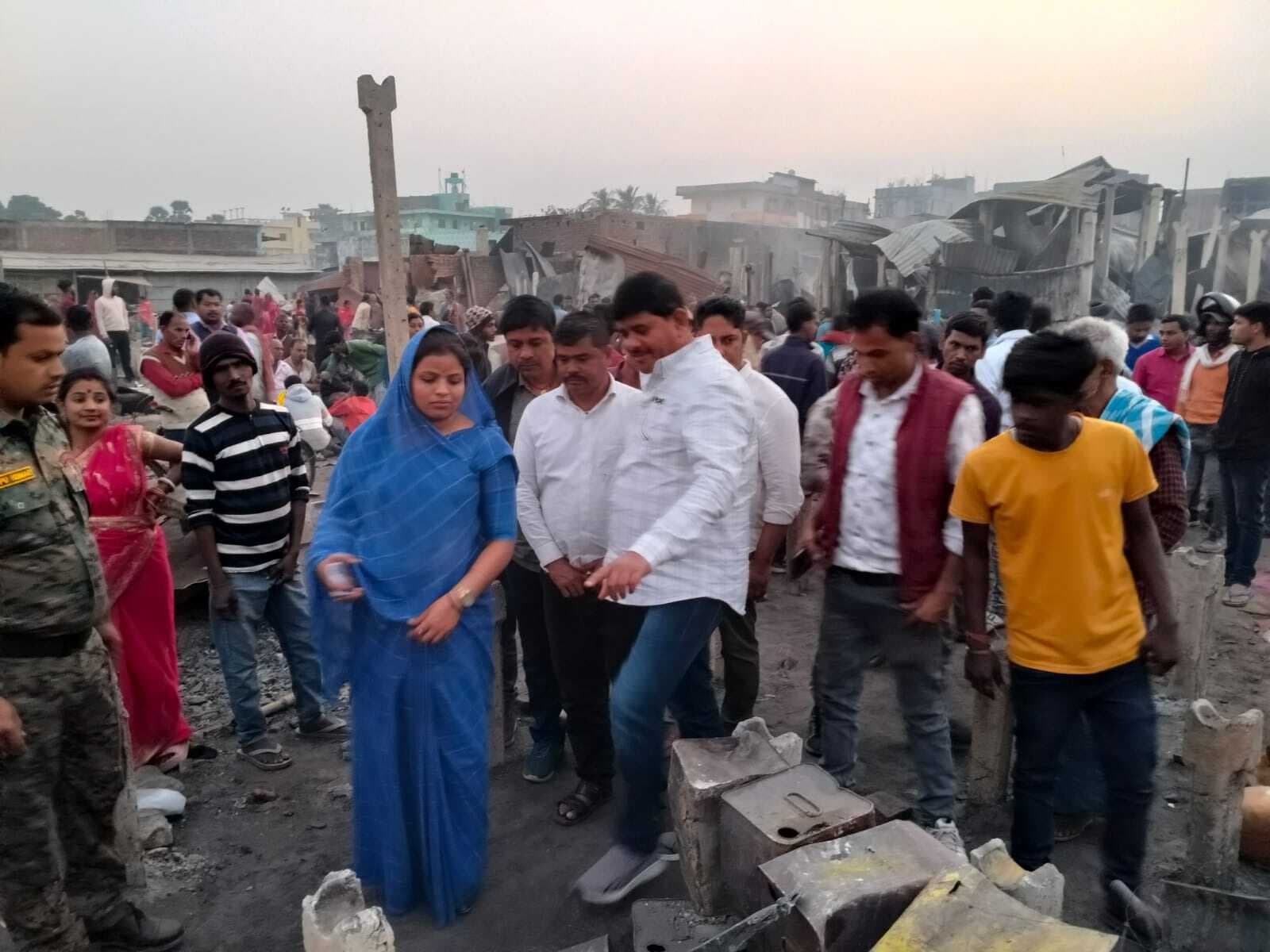 पीड़ित दुकानदारों से मिली जिप अध्यक्ष