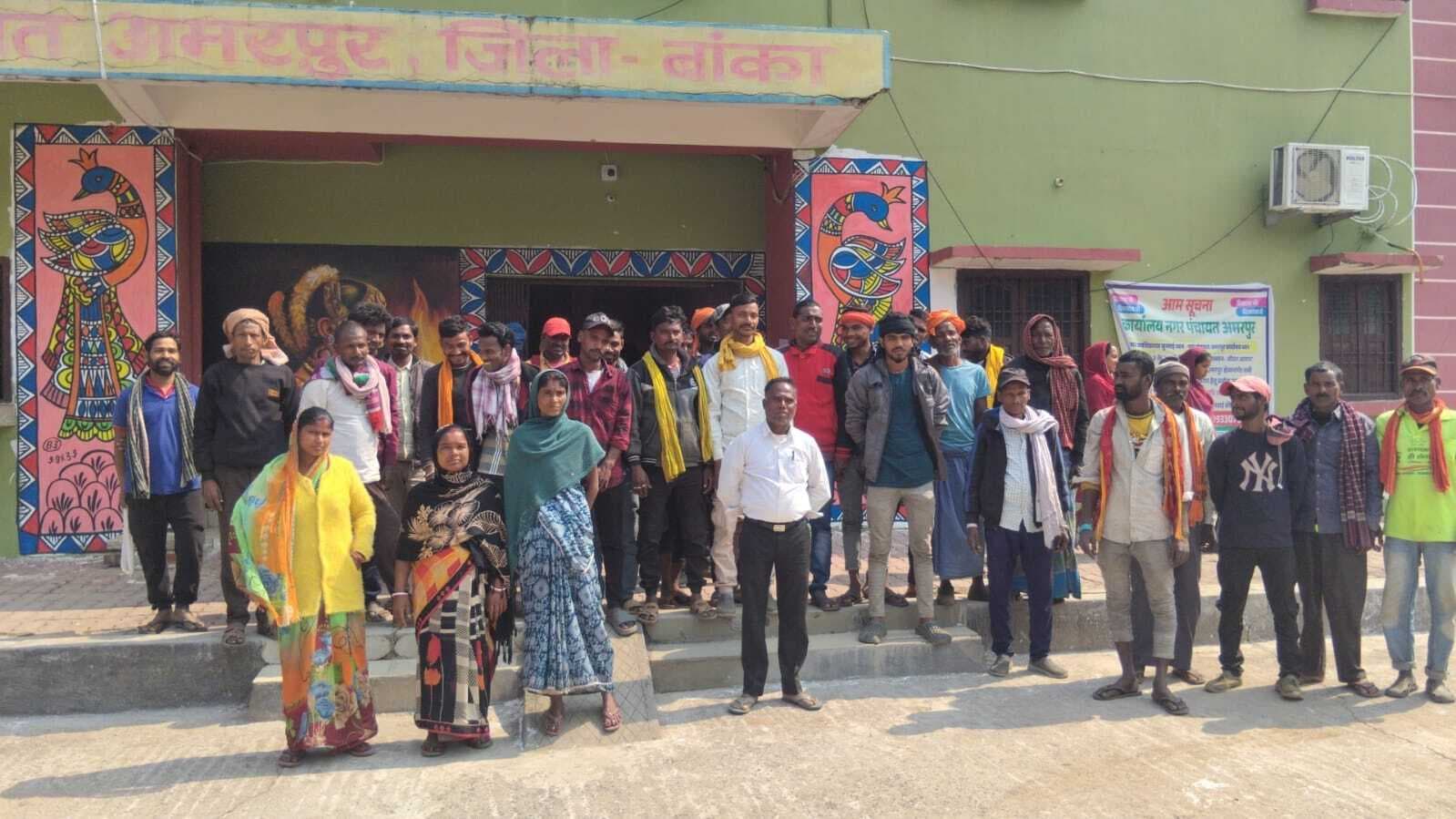 मजदूरी भुगतान की मांग को ले नपं कार्यालय में सफाई कर्मियों ने किया प्रदर्शन