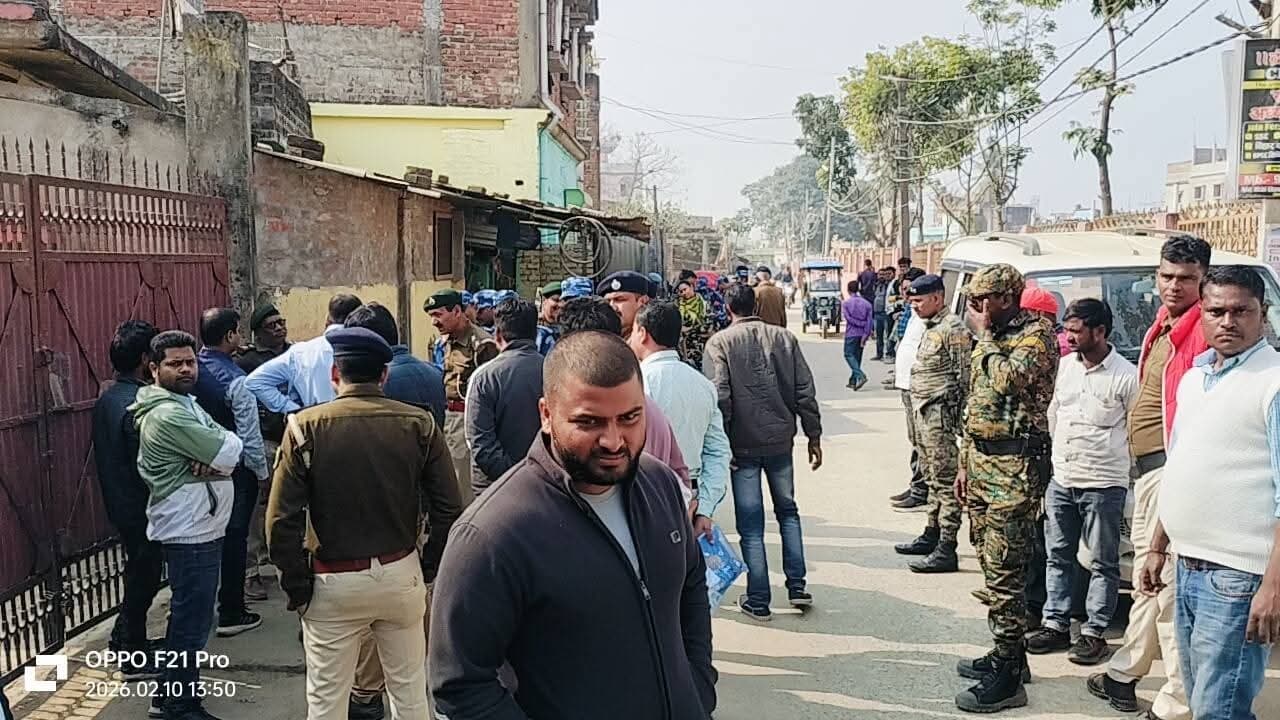 डेढ़ करोड़ के लोन पर डिफॉल्ट, पुलिस मौजूदगी में व्यवसायी का घर सील