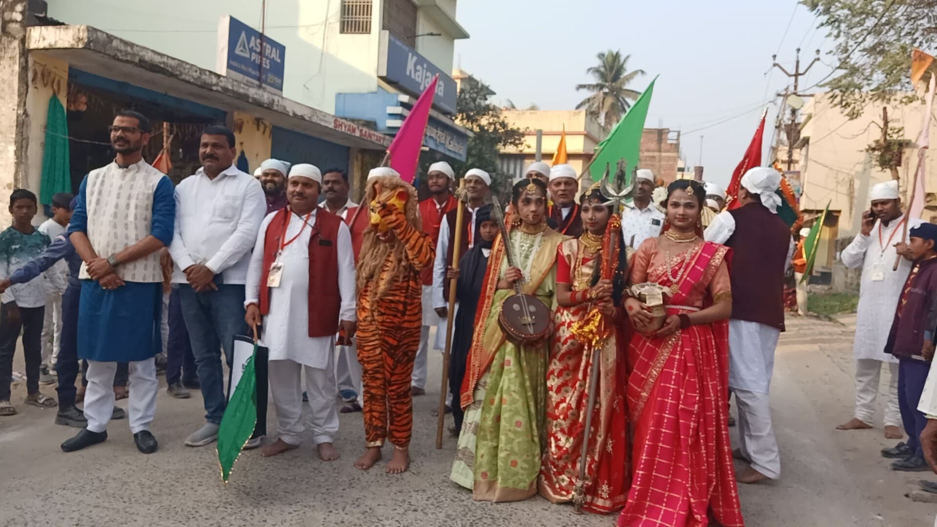 वार्षिक महोत्सव पर निकाली शोभायात्रा