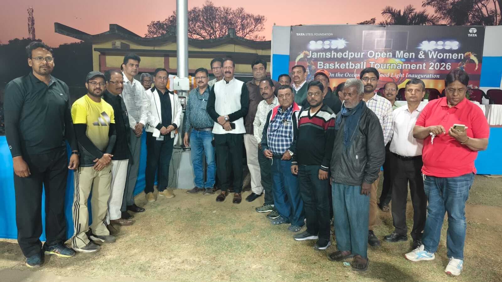 Floodlight install at Dhatkidih community centre : धातकीडीह कम्युनिटी सेंटर के बास्केटबॉल कोर्ट में लगा फ्लडलाइट