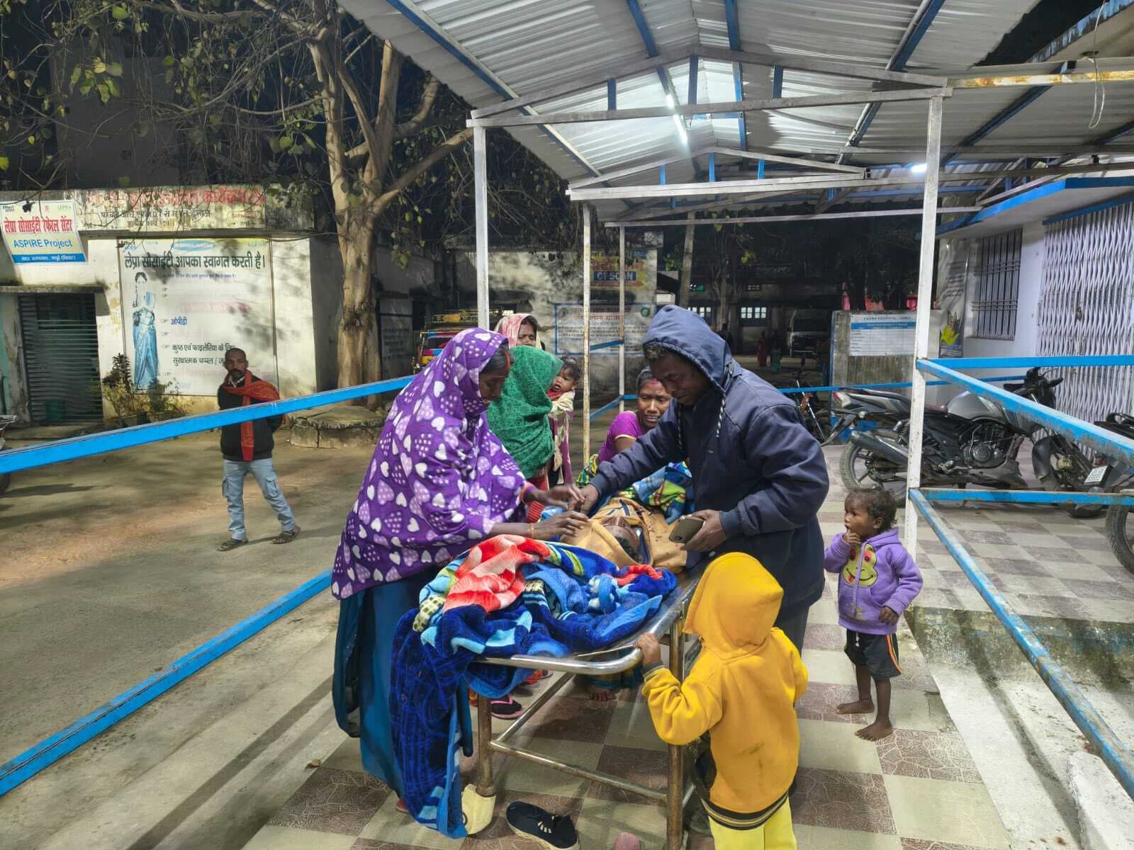 तेज रफ्तार बाइक पेड़ से टकरायी, साले की मौत, बहनोई गंभीर