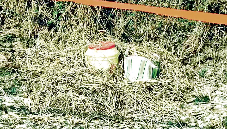 कैनलपाड़ा में पुआल के नीचे मिले दर्जनों बम, इलाके में हड़कंप