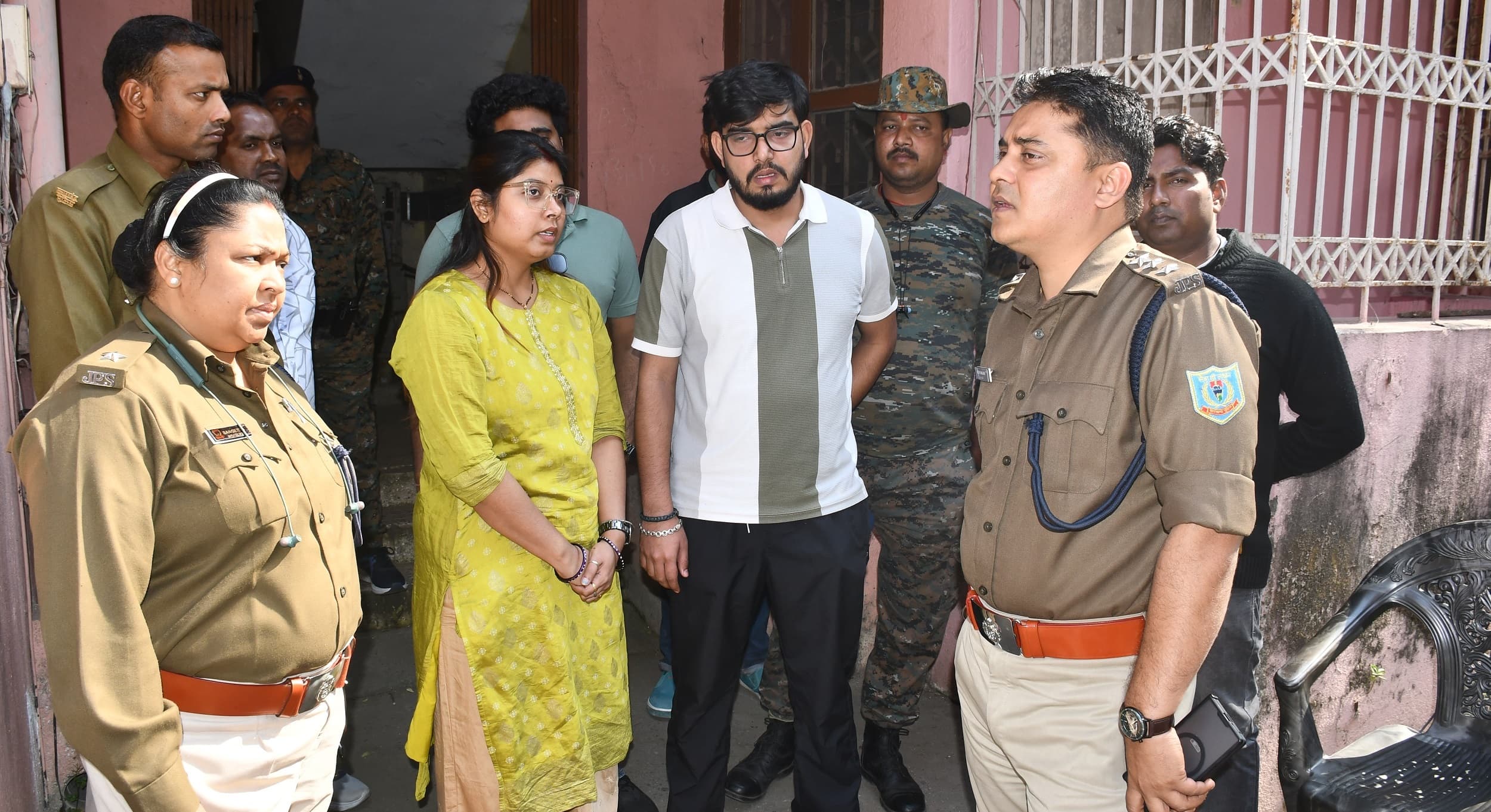 Bokaro News: एलआइसीकर्मी के बंद घर से 35 लाख के जेवरात व 60 हजार कैश की चोरी