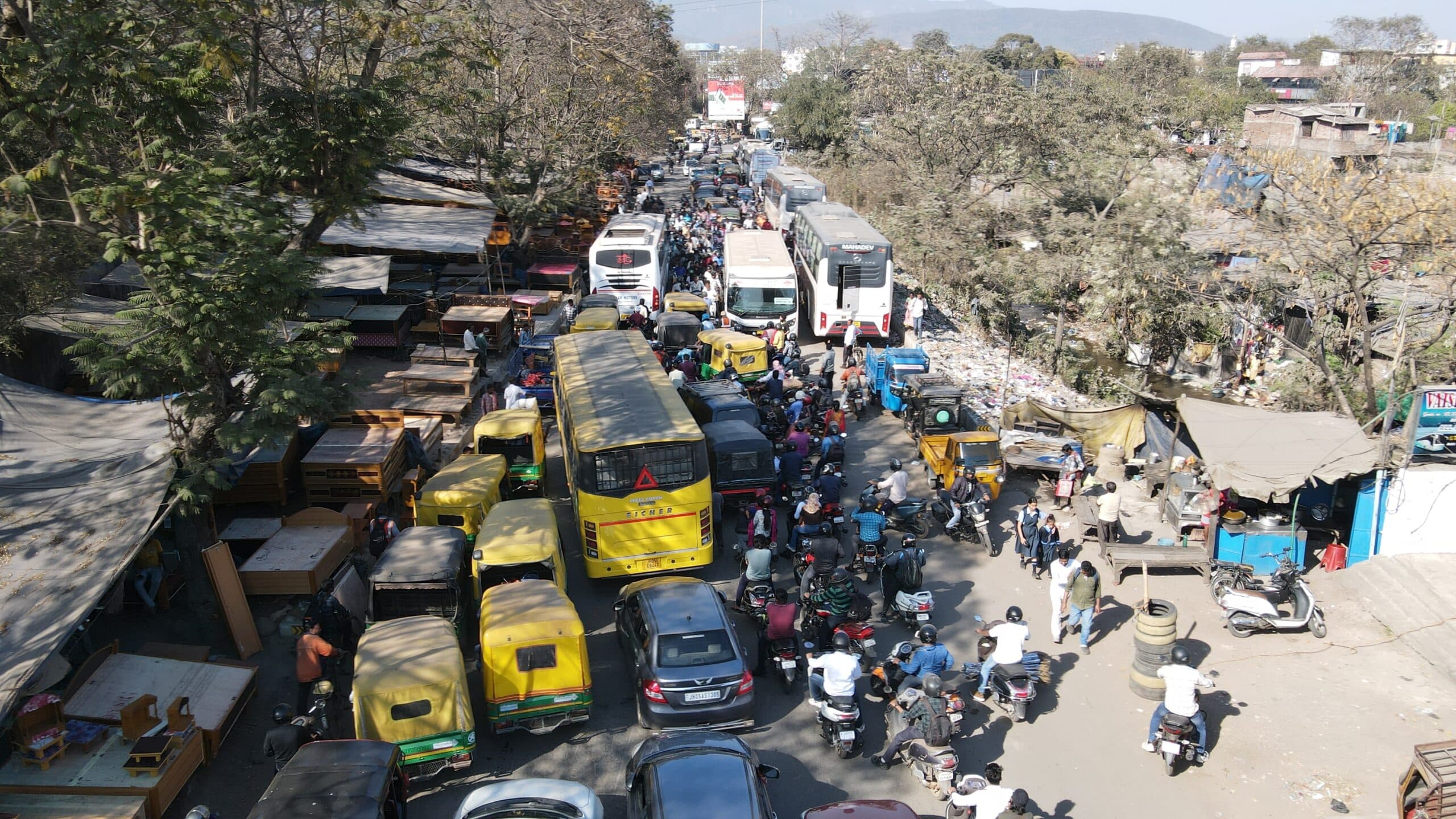 jamshedpur news  : मानगो ब्रिज पर तीन घंटे तक लगा रहा जाम, वाहन छोड़ पैदल निकले परीक्षार्थी