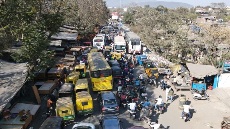 jamshedpur news  : मानगो ब्रिज पर तीन घंटे तक लगा रहा जाम, वाहन छोड़ पैदल निकले परीक्षार्थी