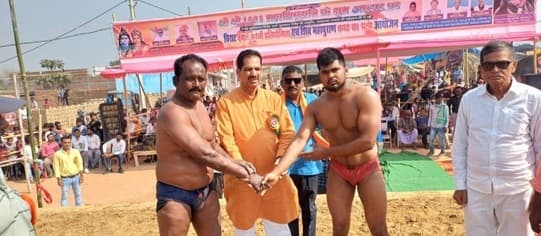 अखाड़े में पहलवानों ने दिखायी अपनी ताकत, फाइनल मुकाबला आज