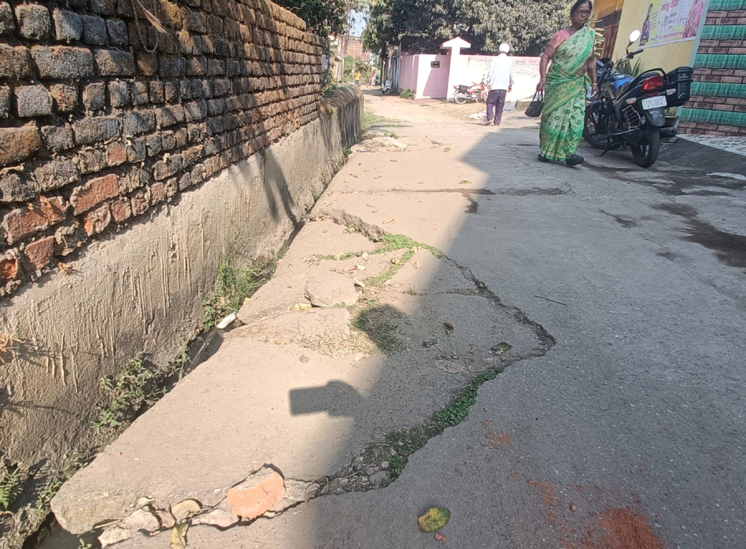 Bokaro News: सड़कें हो गयी हैं जर्जर, कई जगह नहीं बनायी गयी नाली