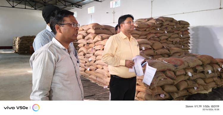 Giridh news :डीएसओ ने किया माॅडल गोदाम का निरीक्षण