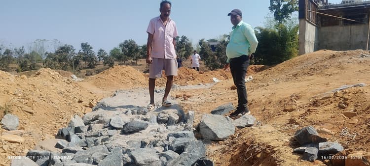 Giridh news :जमुनिया नदी पर गार्डवाल निर्माण में अनियमिता का आरोप, बंद कराया काम