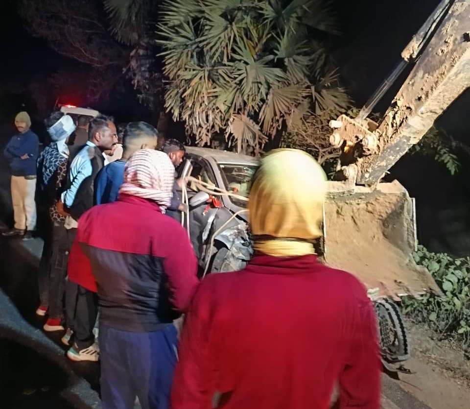 देवघरा से लौट रहे श्रद्धालुओं की कार पेड़ से टकरायी, एक की मौत