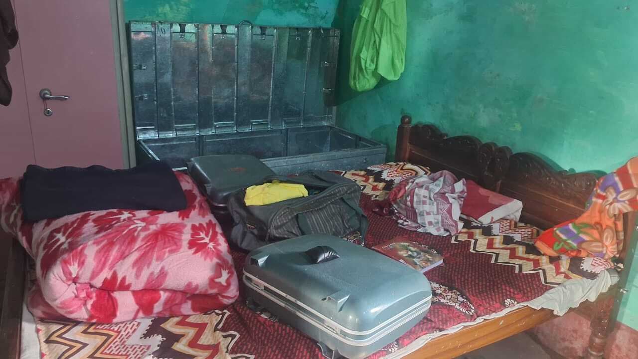 गोदरेज तोड़ नगदी, जेवरात सहित 10 लाख की संपत्ति पर चोरों ने किया हाथ साफ