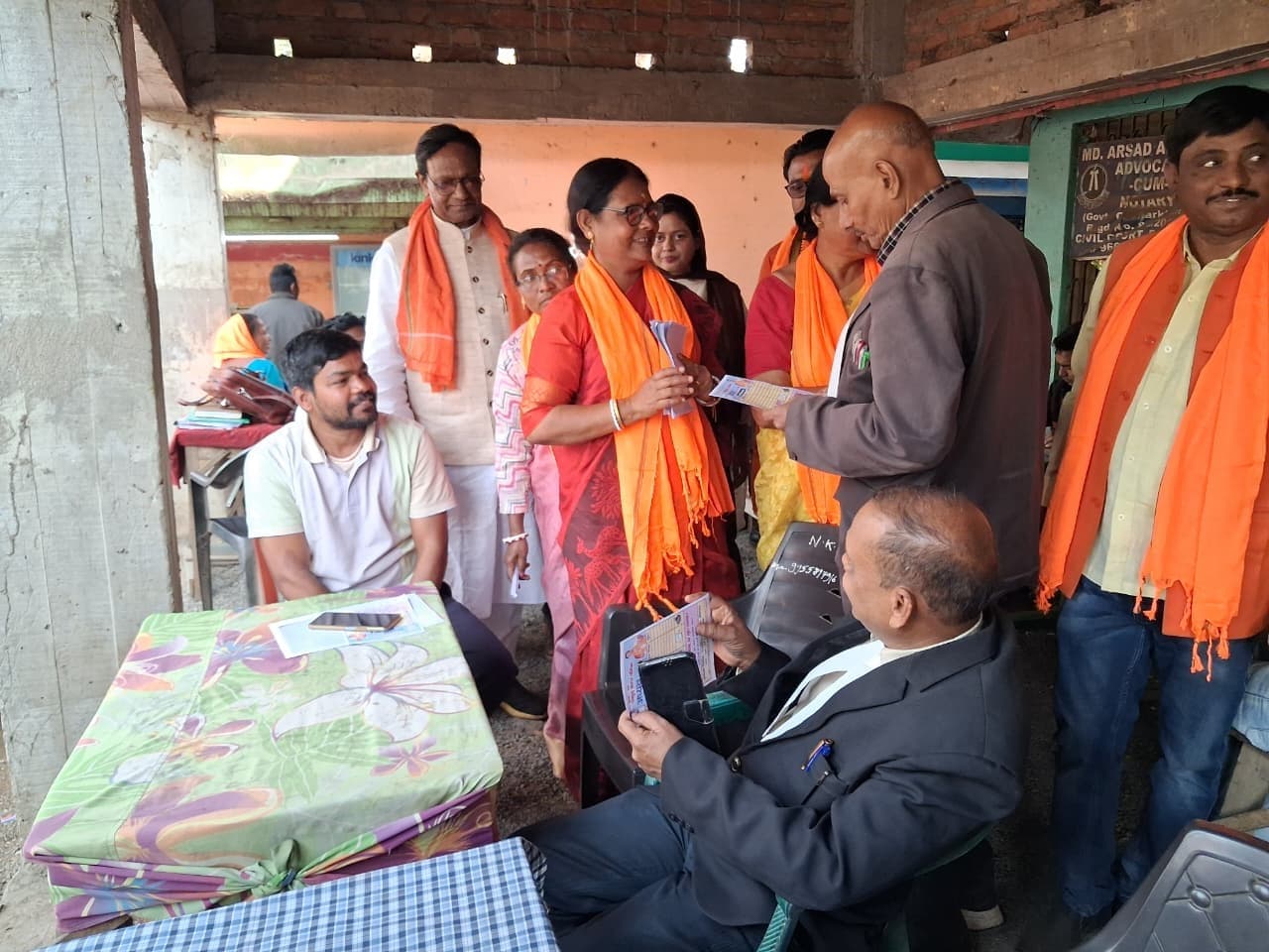 चुनाव : कोर्ट परिसर में अध्यक्ष पद की प्रत्याशी ने किया जनसंपर्क