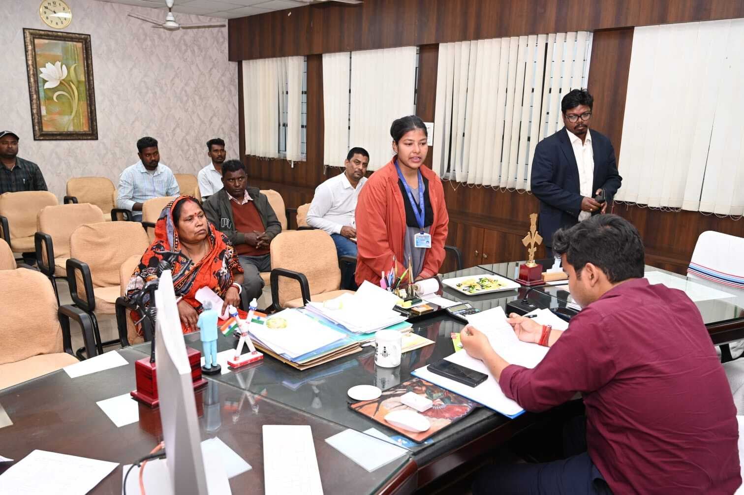 डीसी ने जनता दरबार में सुनी आमजनों की समस्याएं, त्वरित कार्रवाई के दिए निर्देश