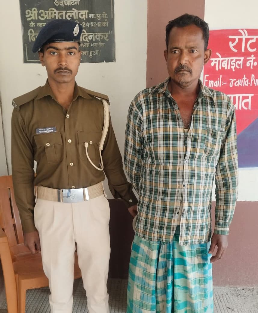 शराब पीकर हंगामा करते युवक धराया