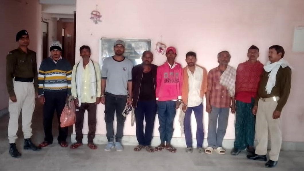 विदेशी शराब के साथ एक तस्कर व आठ शराबी गिरफ्तार