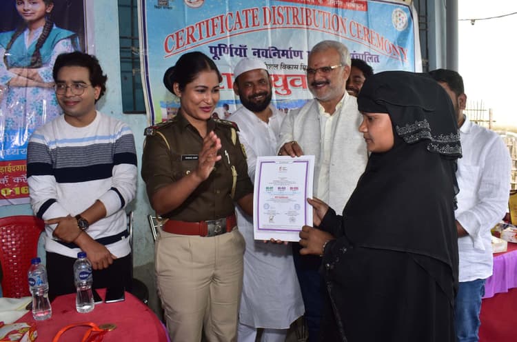 प्रशिक्षित छात्र-छात्राओं को प्रमाणपत्र के साथ दी विदाई