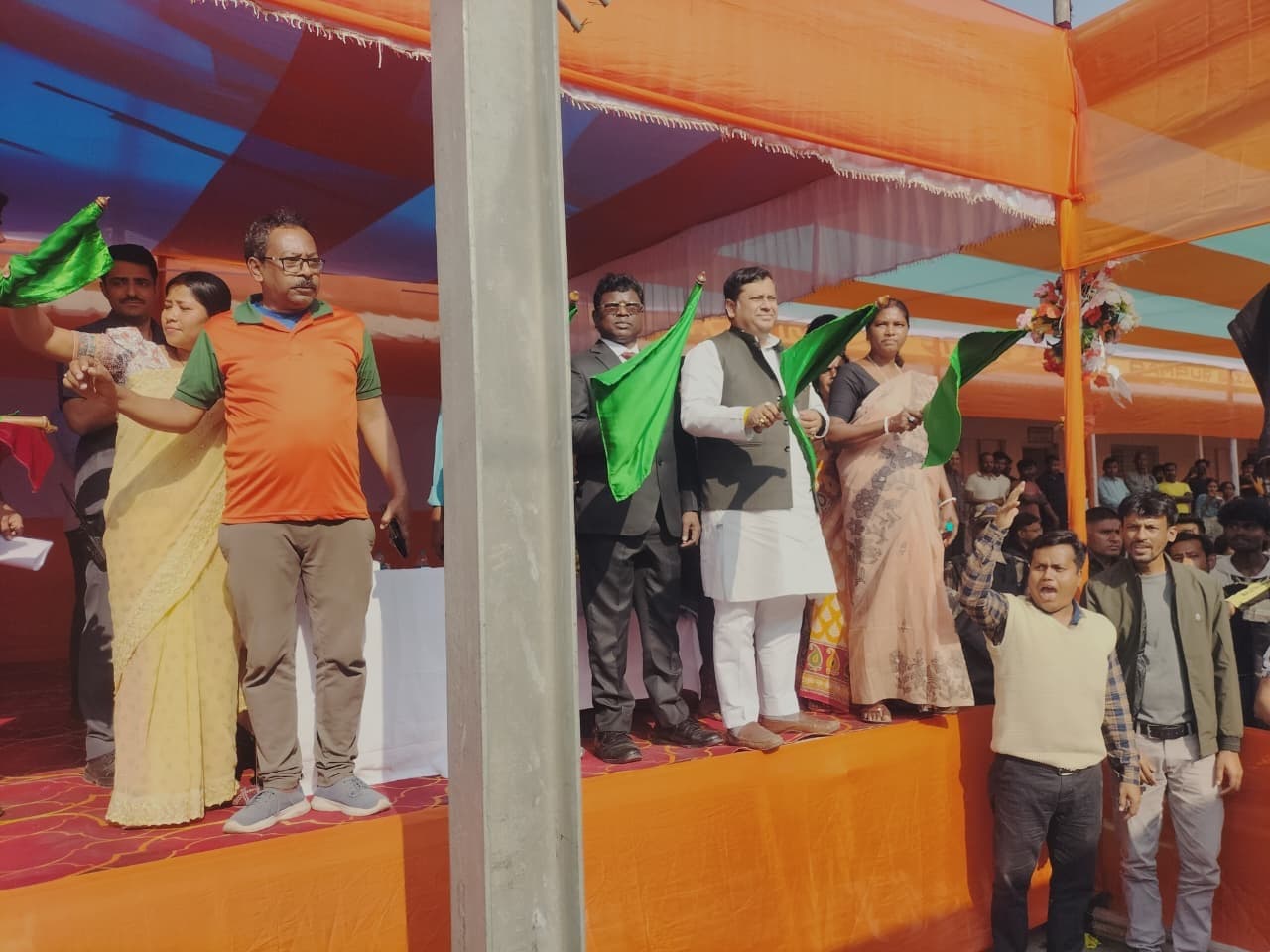 ट्रेन को मिला नया ठहराव, सांसद, विधायक व रेल अधिकारियों ने दिखाई हरी झंडी