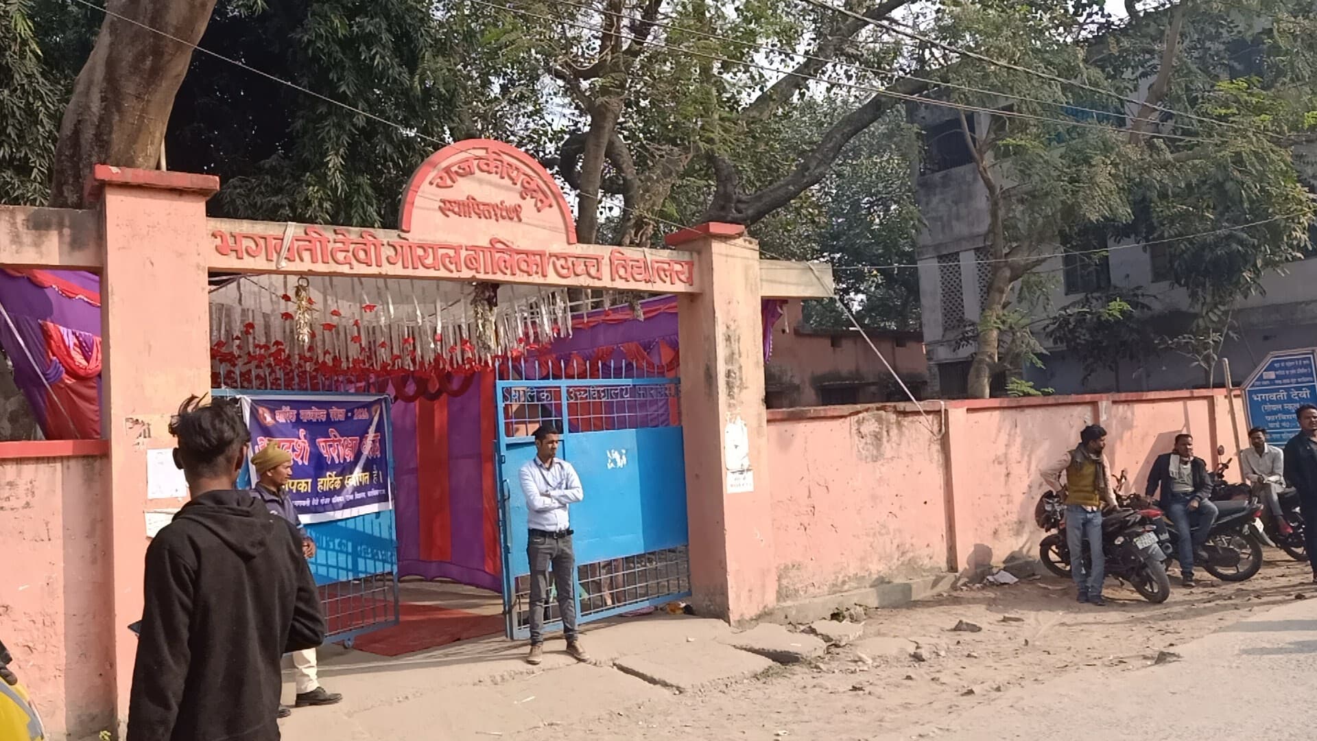 फारबिसगंज में 20 केंद्रों पर कदाचारमुक्त वातावरण में मैट्रिक परीक्षा प्रारंभ