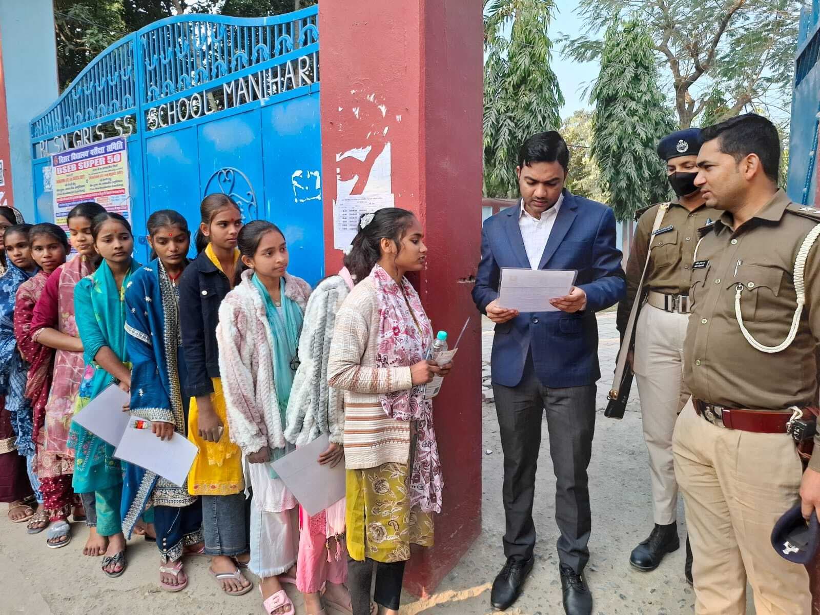 मनिहारी में शांति माहौल में मैट्रिक परीक्षा शुरू