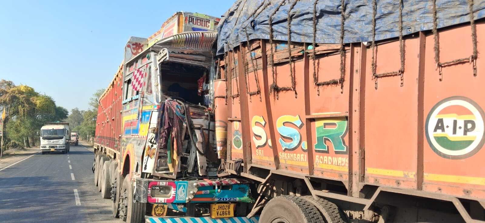 खड़े ट्रक में पीछे से आ रहे ट्रक ने मारी टक्कर, क्षतिग्रस्त