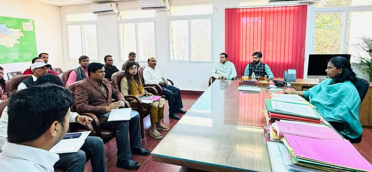 उपायुक्त ने 15वें वित्त व स्वास्थ्य की योजनाओं की समीक्षा की