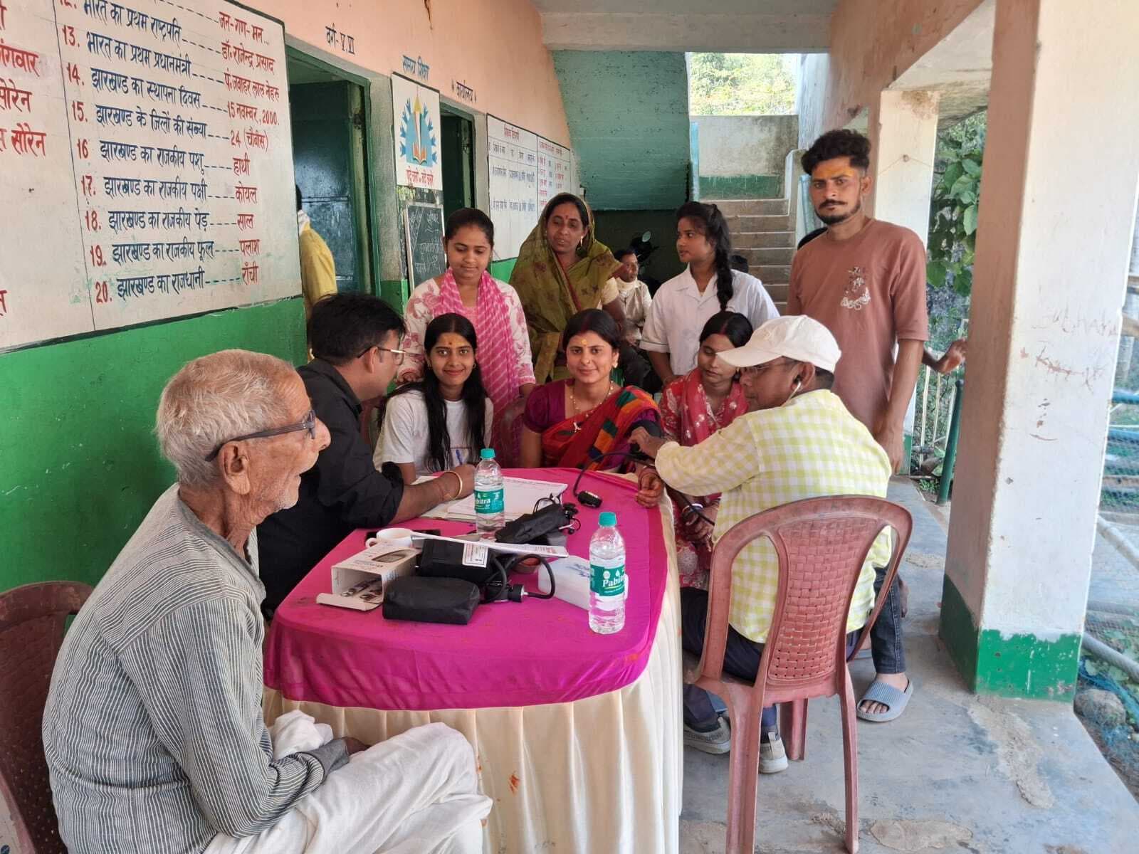 श्रीपुर के स्वास्थ्य शिविर में 45 मरीजों की हुई जांच