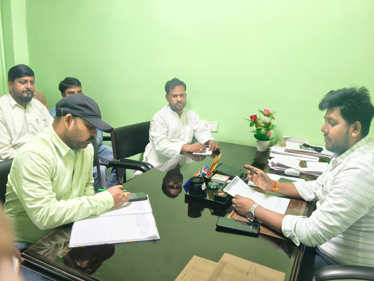 बीडीओ ने लंबित आवासों को जल्द पूरा करने का दिया अल्टीमेटम