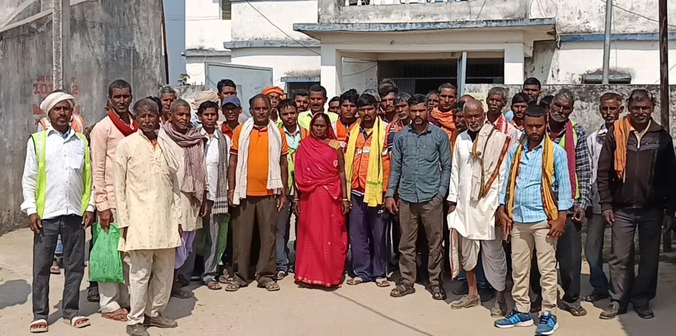 मानदेय नहीं मिलने पर स्वच्छता कर्मियों ने किया प्रखंड मुख्यालय का घेराव