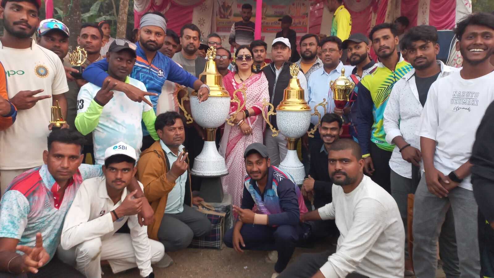 तीनटेंगा नवगछिया ने पवई कोढ़ा टीम को रौंद कर आइपीएल बरारी का चैम्पियन बना