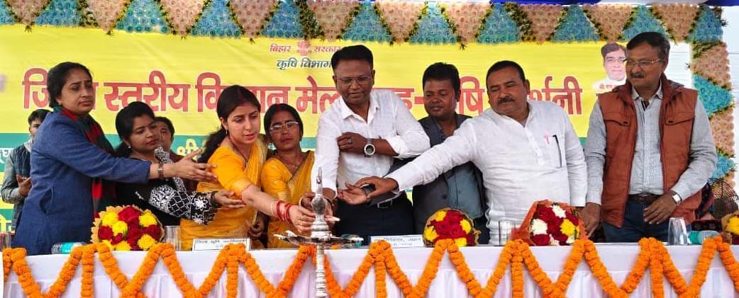 किसानों को जैविक खाद व खेती एवं आधुनिक कृषि तकनीकों की दी गयी जानकारी