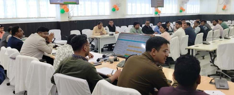 लंबित मामलों के निष्पादन व राजस्व वसूली में तेजी लाने का जिलाधिकारी ने दिया निर्देश