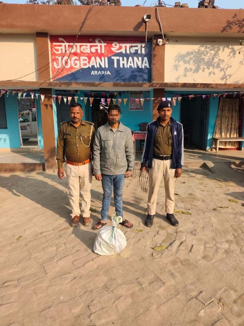 कफ सिरप व चोरी के माेबाइल के साथ तस्कर गिरफ्तार