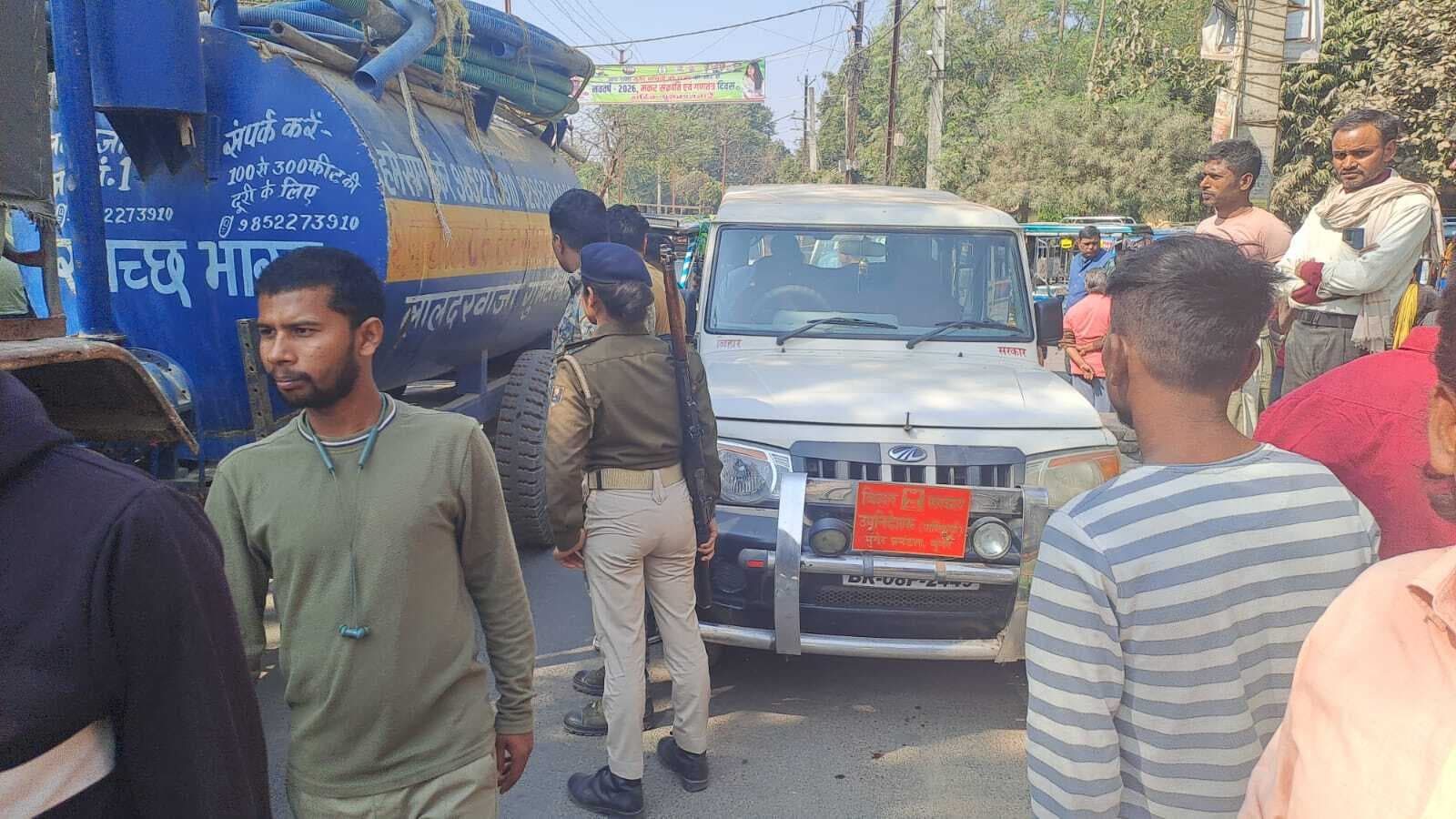 डिप्टी डायरेक्टर के वाहन ने बाइक व साइकिल में मारा टक्कर, एक घायल