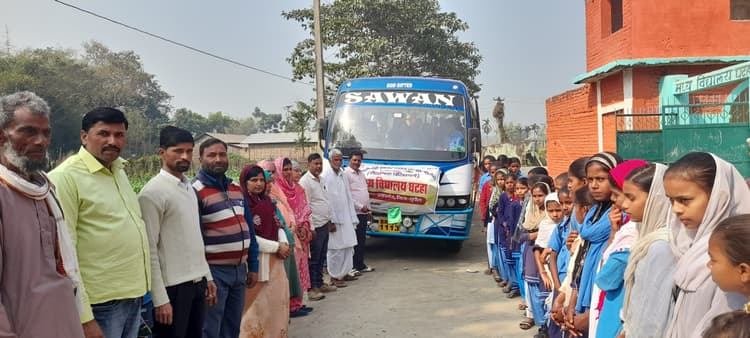 शैक्षणिक परिभ्रमण पर निकले स्कूली बच्चे