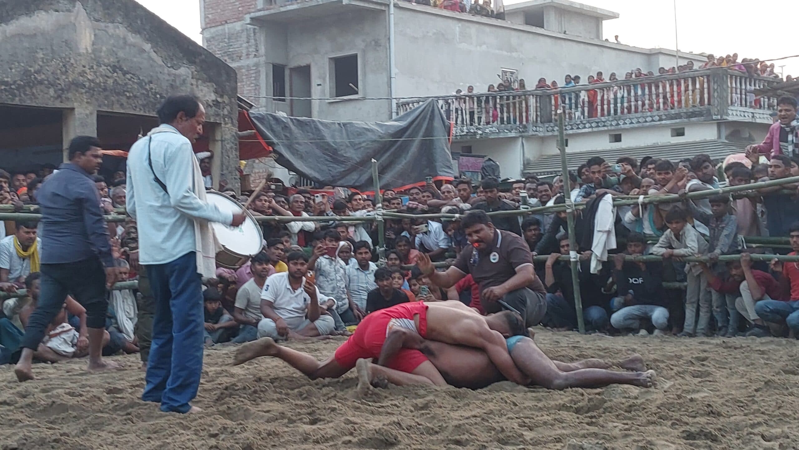 महाशिवरात्रि पर भव्य कुश्ती में देश के विभिन्न हिस्सों के पहलवानों ने दिखाया दमखम