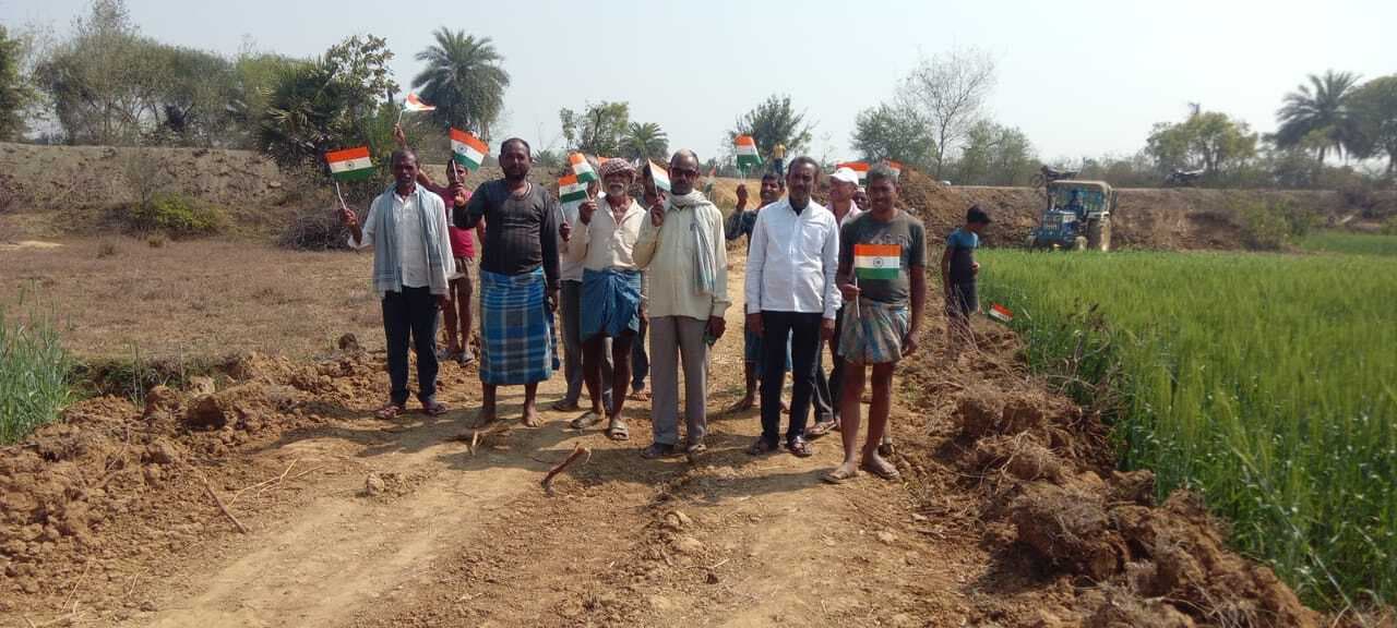श्रमदान से गोलहट्टी-कोलझरा नहर सड़क निर्माण बना जनआंदोलन