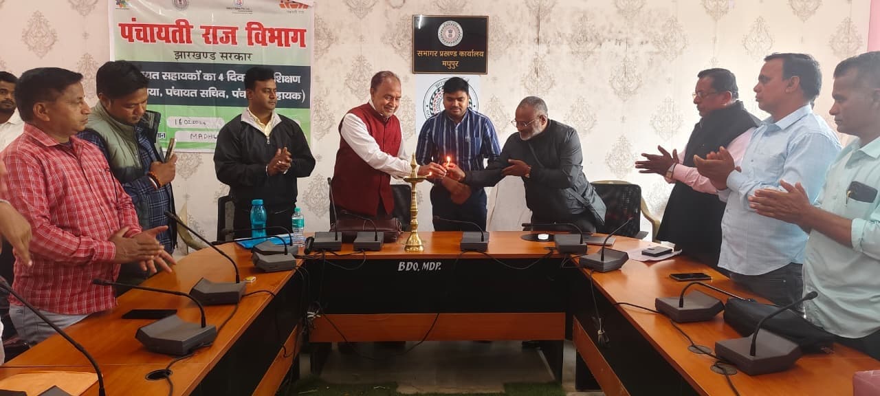 मुखिया व पंचायत कर्मियों को दिया गया प्रशिक्षण